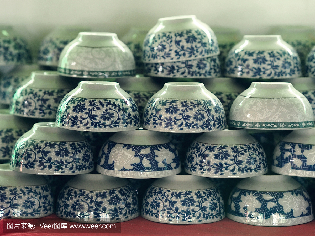 红桌上精美的中国传统陶瓷茶杯。选择性聚焦,模糊背景。